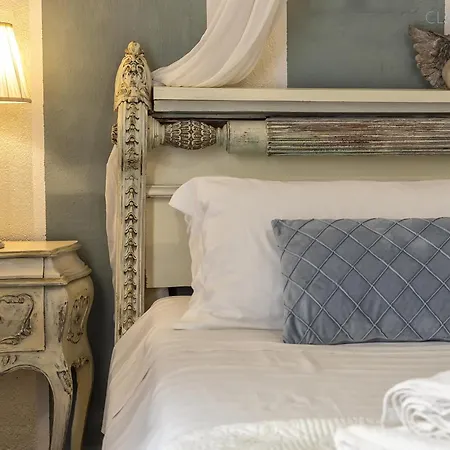 Restored Historic Mansion Paterno With Exclusive Pool, Wifi And Ac For 20 People Villa