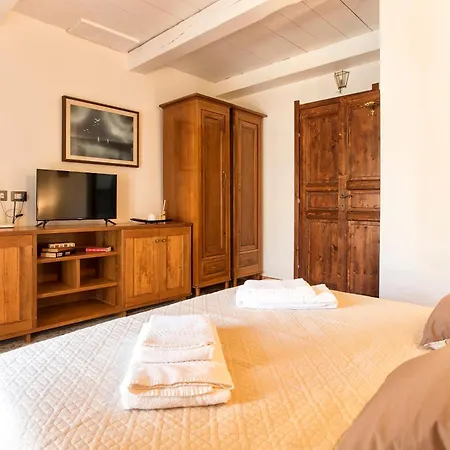 Restored Historic Mansion Paterno With Exclusive Pool, Wifi And Ac For 20 People Villa