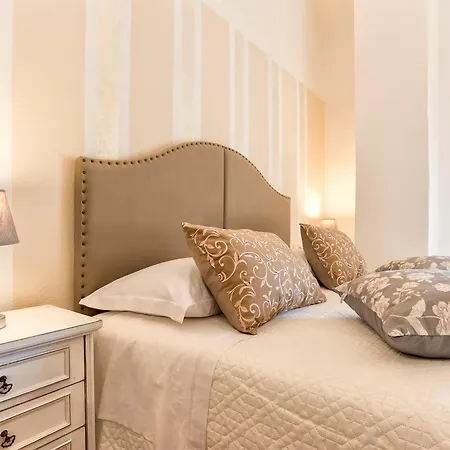 Restored Historic Mansion Paterno With Exclusive Pool, Wifi And Ac For 20 People Villa *