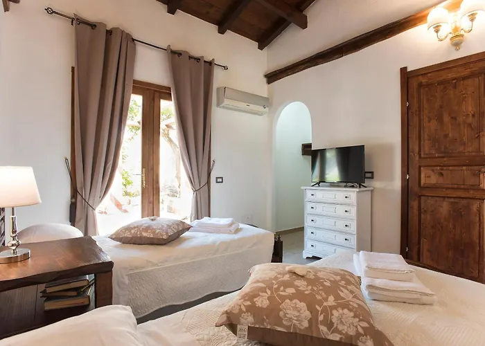 Restored Historic Mansion Paterno With Exclusive Pool, Wifi And Ac For 20 People Alghero