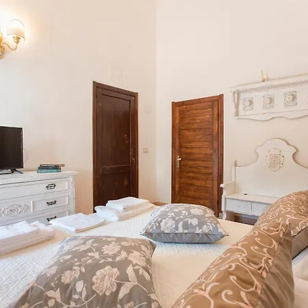 Restored Historic Mansion Paterno With Exclusive Pool, Wifi And Ac For 20 People Willa